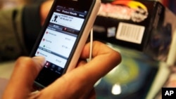 Doctors say that holding your smartphone in a bad position could lead to problems with your hands and fingers.(2011 FILE PHOTO)