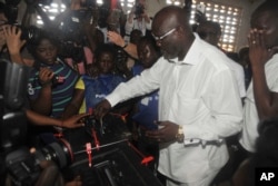 Former soccer star George Weah, presidential candidate for the Coalition for Democratic Change, casts his vote during a presidential election in Monrovia, Liberia, Oct. 10, 2017.