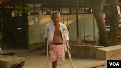 ជនជាតិអំបូរ Karenដែលបានវះកាត់ជើងរបស់គាត់ដោយសារគ្រាប់មីន កំពុងសម្រាកនៅគ្លីនិក Mae Tao នៅក្រុង Mae Sot ព្រំដែនថៃ។