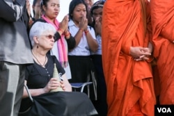 លោកស្រី Marie-France des Pallièresភរិយា​លោក​ គ្រីស្យង់​ ហ្គោកឺឡាំង​ ដេប៉ាលីយ៉ែរ (Christian GAUQUELIN des PALLIERES) ស្ថាបនិក​អង្គការ​ដើម្បី​ភាព​ញញឹម​កុមារ​ ហៅកាត់​ថា​ PSE ​ក្នុង​ពិធី​បាចអដ្ឋិធាតុ​នៅ​ឯអតីត​កន្លែង​ចាក់សំរាម​ស្ទឹង​មានជ័យ​ ក្នុង​រាជធានី កាលពី​ថ្ងៃទី២៨ ខែកញ្ញា ឆ្នាំ២០១៦។ (ហ៊ាន សុជាតា/VOA)