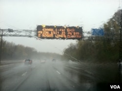 星期一在桑迪飓风的风暴中行驶在美国东海岸高速公路上的车辆 美国之音杨晨