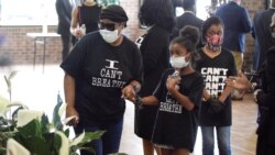 Ljudi oplakuju Džordža Flojda, čiji je kovčeg izložen u Refordu (Foto: Rojters/Pool)