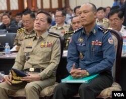 រូបឯកសារ៖ លោកនេត សាវឿន(ខាងឆ្វេង) អគ្គ​ស្នងការ​នគរបាលជាតិ​និង​លោក​សៅ​ សុខា ​សៅ (ខាងស្ដាំ)មេបញ្ជាការ​កងរាជអាវុធហត្ថ​លើ​ផ្ទៃ​ប្រទេស នៅក្នុង​ប្រជុំផ្សព្វផ្សាយ អន្តរស្ថាប័ន ស្តីពីកិច្ចការពារការចុះឈ្មោះ បានៅ​ថ្ងៃ​ព្រហស្បតិ​ ទី​២៥​ សីហា ឆ្នាំ​២០១៦ នៅ​រាជធានីភ្នំពេញ។ (VOA)