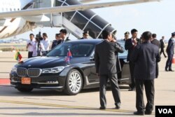 រថយន្ត​ដឹក​លោកស្រី អង់ សានស៊ូជី​ ត្រៀម​ចាកចេញ​ពី​ព្រលាន​យន្តហោះ​អន្តរជាតិ​ភ្នំពេញ​ កាលពី​ថ្ងៃទី ២៩ ខែ​មេសា​ ឆ្នាំ ២០១៩។ (ហ៊ុល រស្មី/VOA Khmer)