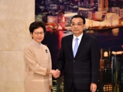 2019年12月16日，中国国务院总理李克强在北京接见香港特首林郑月娥时握手。