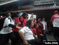 Para atlet berfoto bersama di depan kantor NPC di Solo sebelum pawai obor Asian Games 2018. (Foto: VOA/Yudha)