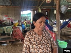 អ្នក​ស្រី វ៉ែន ស្រី កសិករ​ដាំ​បន្លែ​តាម​ដងទន្លេ​មេគង្គ​នៅ​សង្កាត់​កោះដាច់ ​រាជធានី​ភ្នំពេញ អង្គុយ​នៅ​ក្នុង​តៀមលក់​គ្រឿង​ទេសរបស់​ខ្លួន​កាលពី​ថ្ងៃទី ១៣ ខែកក្កដា ឆ្នាំ២០១៩។ (ទុំ ម្លិះ/VOA)