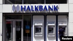Mesin ATM di salah satu cabang Halkbank di Istanbul, Turki, 15 Agustus 2014. (Foto: dok).