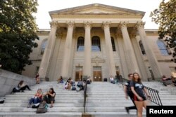 Beberapa mahasiwa sedang duduk-duduk di tangga Perpustakaan Wilson di kampus Universitas North Carolina di Chapel Hill, North Carolina, 20 September 2018. (Foto: Reuters)