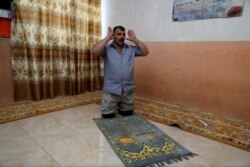 Mohammed Sattar sedang beribadah di rumahnya, Irak, 2 September 2020. (Foto: Reuters/Khaldi al-Mousily)
