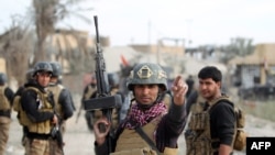 Anggota pasukan elit kontra terorisme Irak mengamankan daerah Hoz, Ramadi, setelah jihadis ISIS meninggalkan basis terakhir mereka di provinsi Anbar, 27 Desember 2015.