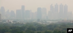 Lapisan kabut tebal menyelimuti Taman Lumpini di pusat kota Bangkok, Thailand, Kamis, 31 Januari 2019