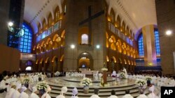 Des membres du clergé écoutent l'homélie du pape à Sao Paulo (24 juillet 2013)