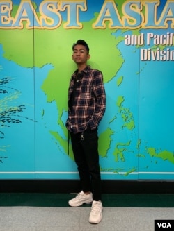 លោក វណ្ណ ចេស្ដា អ្នកចម្រៀង និងអ្នកនិពន្ធចម្រៀងមិនចម្លងគេ នៅទីស្នាក់ការ VOA ក្នុងរដ្ឋធានីវ៉ាស៊ីនតោន កាលពីថ្ងៃទី ៣០ ខែមេសា ឆ្នាំ ២០១៩។ (សឿន វឌ្ឍនា/VOA)