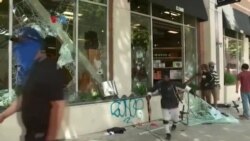 დემონსტრანტები თავს ესხმიან მაღაზიებს