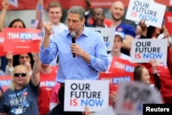 Anggota parlemen AS, Tim Ryan saat mengumumkan pencalonan dirinya sebagai kandidat presiden dari Partai Demokrat dalam rapat umum di Youngstown, Ohio, AS, 6 April 2019.