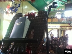 The Krio Bible at the Warren Memorial Church in Freetown, Dec. 29, 2013 (N.deVries/VOA)