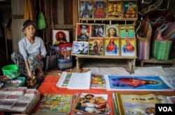 A Karenni woman works in her stall in the Demoso market in Kayah state. (K. Arnold/VOA)