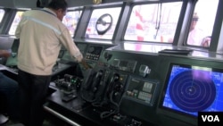 Ruang kontrol pada Kapal Pengawas SKIPI (VOA/Ahadian).