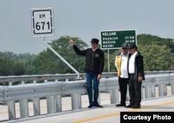 Presiden Joko Widodo meninjau ruas jalan tol di KM 671, Kamis, 20 Desember 2018. (Foto courtesy: Setpres RI.)