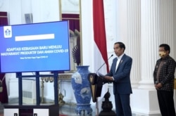 Presiden Jokowi Pemerintah memperkenalkan sistem informasi terintegrasi Bersatu Lawan Covid-19 (BLC) untuk menentukan zonasi tingkat penularan di masa Pandemi dalam konferensi pers di Istana Merdeka, Rabu, 24 Juni 2020. (Foto: BPMI Setpres/Twitter @setkabgoid)