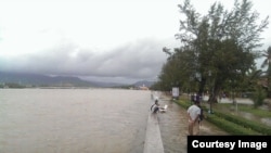 រូប​ឯកសារ៖ ទឹក​ជំនន់​នៅ​បណ្តោយ​ព្រែក​កំពង់​បាយ​ ក្នុង​ទី​រួម​ខេត្តខេត្ត​កំពត​ ដោយ​សារ​ការបើក​ទ្វារ​ទំនប់​អគ្គីសនី​កំចាយ​ ក្រោយ​ពេល​ភ្លៀង​ធ្លាក់​ខ្លាំង​ ហើយ​បាន​ធ្វើ​ឲ្យ​អាង​ស្តុក​ទឹក​ពេញ​ កាល​ពី​ថ្ងៃ​ទី​១៦ ខែ​កញ្ញា​ ឆ្នាំ​២០១៥។​ (រូប​ថត​ដែល​ផ្តល់​ដោយ​ប្រជាជន​នៅ​ក្នុង​ខេត្ត​កំពត)