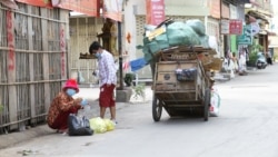 រូបឯកសារ៖ ស្រ្តីម្នាក់កំពុងទិញអេតចាយ ក្នុងតំបន់ក្រហមសង្កាត់ស្ទឹងមានជ័យ១ អំឡុងពេលបិទខ្ទប់ នៅរាជធានីភ្នំពេញ នៅថ្ងៃទី២៣ ខែមេសា ឆ្នាំ២០២១។ (កាន់ វិច្ឆិកា/វីអូអេ)