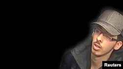 Salman Abedi, pembom di balik pemboman bunuh diri di Manchester, terlihat dalam gambar yang diambil dari CCTV pada malam dia melakukan serangan dalam foto handout yang dirilis dari Kepolisian Greater Manchester, 27 Mei 2017.