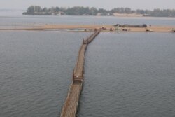 រូបឯកសារ៖ ស្ពានឆ្លងទៅវាលខ្សាច់មួយត្រូវបានសាងសង់ នៅស្រុកសំបូរ ខេត្តក្រចេះ ថ្ងៃទី១១ ខែមីនា ឆ្នាំ២០២០។ (ស៊ុន ណារិន/VOA Khmer)