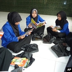 Students reading comics about Muslims teenagers dealing with stereotypes and ethical dilemmas.