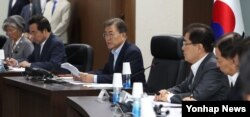 문재인(가운데) 대통령이 4일 오전 북한의 탄도미사일 발사와 관련, 국가안전보장회의(NSC) 전체회의를 소집해 발언하고 있다. 왼쪽부터 강경화 외교부 장관, 이낙연 국무총리, 문 대통령, 정의용 국가안보실장, 한민구 국방부 장관.