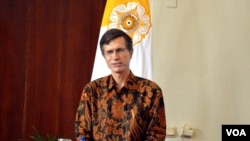 Dubes AS untuk Indonesia Robert O'Blake Jr memberikan kuliah umum tentang Perdagangan dan Ekonomi Digital di Balai Senat UGM Yogyakarta, Senin 11/4 (VOA/Munarsih).