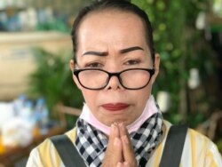 អ្នកស្រី​សុខ បូលីម៉ា​ អាយុ៥០ឆ្នាំ​ ជា​ភរិយាលោក​ឃឹម ភាណា​ អាយុ​៥៤​ឆ្នាំ​ អតីតចៅសង្កាត់​ផ្សារ​ដេប៉ូIII​ ក្នុង​ខ័ណ្ឌ​ទួលគោក មកតវ៉ា​ នៅមុខសាលាដំបូងរាជធានី​ភ្នំពេញ​ ថ្ងៃ​ទី១៩​ ខែមិថុនា​ ឆ្នាំ​២០២០។ (ហ៊ុល រស្មី/វីអូអេ)