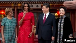 លោក​ជំទាវ​អូបាម៉ា​និង​ម្តាយ Marian Robinson (ឆ្វេង) ជាមួយ​ប្រធានាធិបតី​ចិន Xi Jinping និង​លោក​ជំទាវ Peng Liyuan (ស្តាំ) នៅ​ក្រោយ​ការ​ថត​រូប​នៅ​ផ្ទះសំណាក់​ជាតិ Diaoyutai នៅ​ប៉េកាំង កាល​ពី​ថ្ងៃ​ទី​២១ ខែ​មីនា ឆ្នាំ​២០១៤។