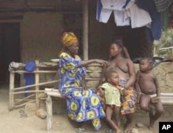 An expectant mother consults with a traditional birth attendant in Bonthe District. Most are not able to detect a problem pregnancy, or intervene in an obstetric emergency.