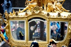 Raja Belanda Willem-Alexander dan Ratu Maxima berangkat dengan Kereta Kencana dari Ridderzaal (Aula Ksatria) di Den Haag, Belanda, pada Prinsjesdag (Hari Pangeran), pembukaan tradisional tahun parlementer Belanda, 17 September 2013. (AFP).