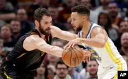 지난 1월 클리블랜드에서 열린 NBA 농구 1차 전반전에서 골든스테이트 워리어스의 스티븐 커리(오른쪽)가 클리블랜드의 케빈 러브를 질주를 막고 있다.