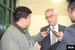 រូបឯកសារ៖ លោក​ សុខ​ ខេមរា​កំពុង​ធ្វើ​បទ​សម្ភាសន៍​ជាមួយ​លោក​ Alan Lowenthal​ ​នៅ​ក្នុង​កិច្ចពិភាក្សា​អំពី​ស្ថាន​ភាព​នយោបាយ​ប្រទេស​កម្ពុជា​ និង​ តួនាទី​របស់​សហរដ្ឋ​អាមេរិក​ នៅ​ទីក្រុង​ Annandale រដ្ឋ​វឺជីនៀ​ នៅ​ថ្ងៃ​ទី​ ៣​ ខែ​ធ្នូ​ ឆ្នាំ​ ២០១៧​។ (លឹម​ ហ្គេច​ហៀង/VOA)