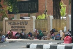 Sebagian pencari suaka di trotoar Masjid Ar-Rayyan di Jalan Kebun Sirih, Jakarta, 5 Juli 2019. (Foto: Ahadian Utama/VOA)
