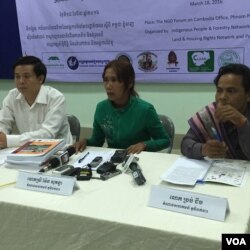 អ្នក​ស្រី​ ម៉ែន​ សុគន្ធា ​តំណាង​សហគមន៍​ជនជាតិ​ដើមភាគតិច​ព្នង ​នៅ​ស្រុក​កែវ​សីមា ខេត្ត​មណ្ឌល​គីរី​ ថ្លែង​ប្រាប់​អ្នក​សារព័ត៌មានអំពី​ទុក្ខលំបាក​របស់​ប្រជាពលរដ្ឋ​ជនជាតិដើម​ភាគតិច​ដែល​រងការ​បំពាន​ដីធ្លី​ពី​ក្រុម​ហ៊ុន ប៊ិញហ្វឿក​ ក្រចេះ​ រ៉ាប់ប៊ឺ​ ១​ ខម​ភើនី​ លីមីធីត។​ (ហ៊ុល រស្មី/VOA)