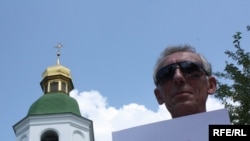 Близько тисячі учасників акції "Мазепа FOREVER" протестують прoти переіменування вулиці Мазепи. Фото: Andrii Basgtovyi.