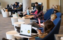 Para siswa di perpustakaan James Branch Cabell yang telah direnovasi di kampus Virginia Commonwealth University di Richmond, Va., Kamis, 28 April 2016. (Foto: AP/Steve Helber)