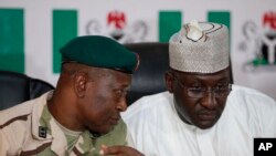 Brig. Gen. Chris Olukolade, da Mike Omeri, 