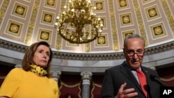 Pemimpin Minoritas Senat AS, Senator Chuck Schumer dari New (kanan) dan Ketua DPR AS Nancy Pelosi dari California (kiri) memberikan keterangan kepada pers di Gedung Capitol, Washington, D.C., Senin, 3 Agustus 2020.