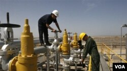 Para pekerja minyak Iran bekerja di ladang minyak Azadegan, barat daya Teheran (foto: dok). Iran menghadapi sanksi atas industri minyaknya dari negara-negara Barat.