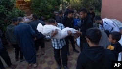 Palestinci oplakuju članove svojih porodica, ubijene u izraelskim bombardovanjima Pojasa Gaze, u bolnici u Kan Junisu, 3. decembra 2023.