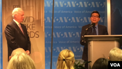 លោក ជុន ច័ន្ទបុត្រ ថ្លែង​នៅ​ក្នុង​ពិធី​ប្រគល់​និង​ទទួល​ពានរង្វាន់ David Burke Awards នៅ​ទី​ស្នាក់ការ​កណ្តាល​របស់ ​VOA ក្នុង​រដ្ឋធានី​វ៉ាស៊ីនតោន​ កាល​ពី​ថ្ងៃ​ទី​១ ខែ​ធ្នូ​ឆ្នាំ​២០១៦។ (សាយ មុន្នី/VOA)