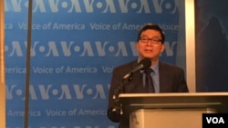 លោក ជុន ច័ន្ទបុត្រ ថ្លែង​នៅ​ក្នុង​ពិធី​ប្រគល់​និង​ទទួល​ពានរង្វាន់ David Burke Awards នៅ​ទី​ស្នាក់ការ​កណ្តាល​របស់ ​VOA ក្នុង​រដ្ឋធានី​វ៉ាស៊ីនតោន​ កាល​ពី​ថ្ងៃ​ទី​១ ខែ​ធ្នូ​ឆ្នាំ​២០១៦។ (សាយ មុន្នី/VOA)