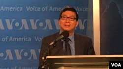 លោក ជុន ច័ន្ទបុត្រ ថ្លែង​នៅ​ក្នុង​ពិធី​ប្រគល់​និង​ទទួល​ពានរង្វាន់ David Burke Awards នៅ​ទី​ស្នាក់ការ​កណ្តាល​របស់ ​VOA ក្នុង​រដ្ឋធានី​វ៉ាស៊ីនតោន​ កាល​ពី​ថ្ងៃ​ទី​១ ខែ​ធ្នូ​ឆ្នាំ​២០១៦។ (សាយ មុន្នី/VOA)