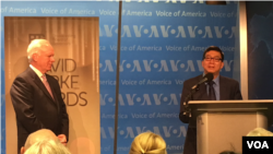 រូបឯកសារ៖ លោក ជុន ច័ន្ទបុត្រ ថ្លែង​នៅ​ក្នុង​ពិធី​ប្រគល់​និង​ទទួល​ពានរង្វាន់ David Burke Awards នៅ​ទី​ស្នាក់ការ​កណ្តាល​របស់ ​VOA ក្នុង​រដ្ឋធានី​វ៉ាស៊ីនតោន​ កាល​ពី​ថ្ងៃ​ទី​១ ខែ​ធ្នូ​ឆ្នាំ​២០១៦។ (សាយ មុន្នី/VOA)